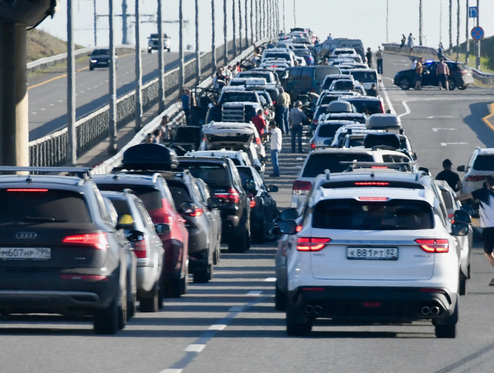 На Крымском мосту мне стоять не приходилось, а вот на любой границе - всегда. В Сочи - всегда.