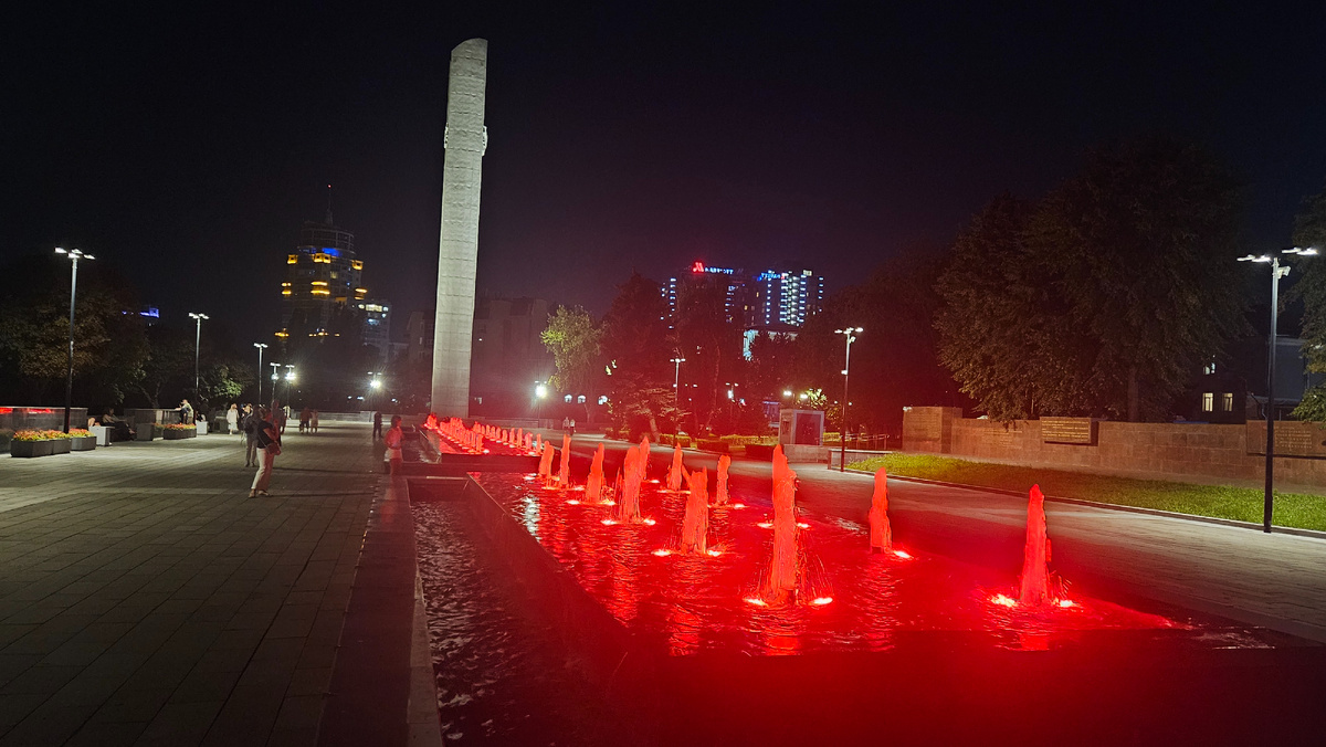 Стелла и фонтанчики, как свечки на Площади Победы