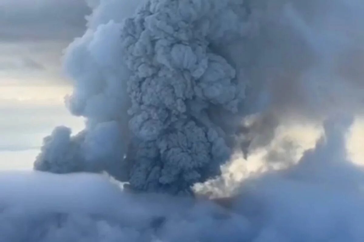    Появилось видео извержения камчатского вулкана Крашенинникова