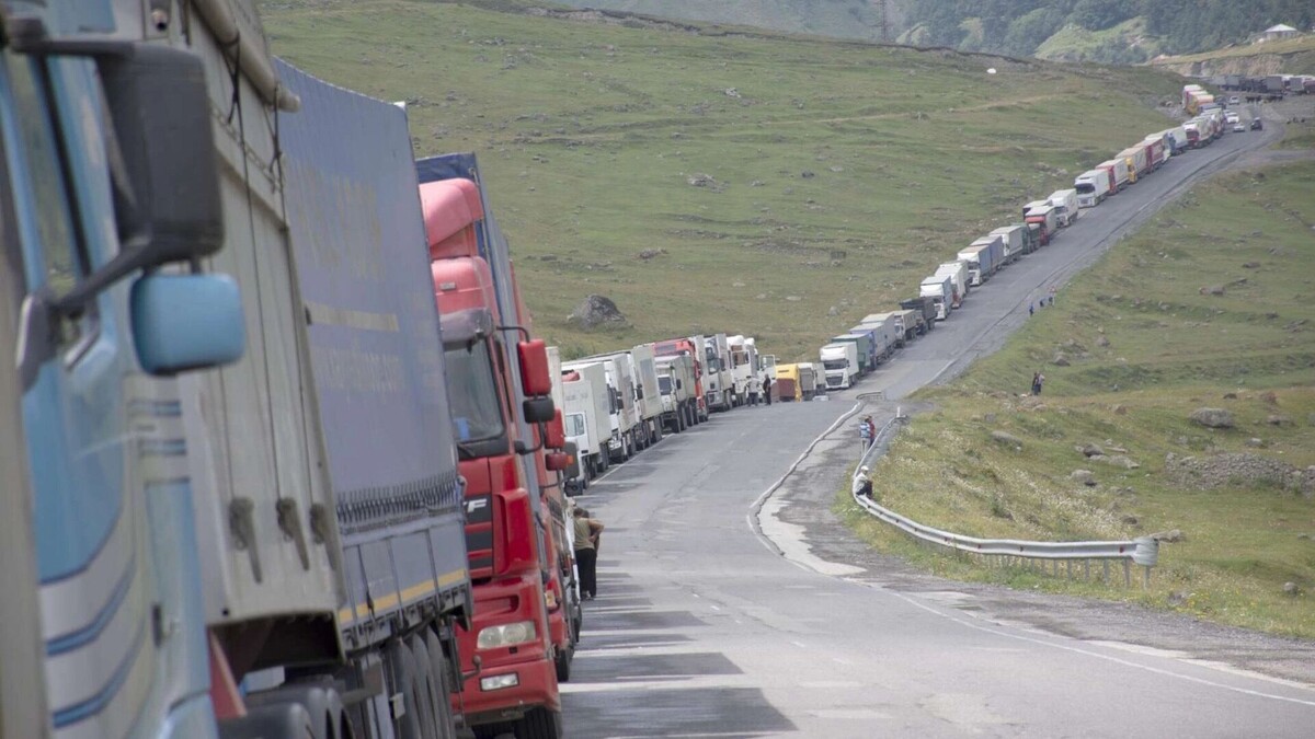 Дорога к Верхнему Ларсу одна сплошная пробка. Источник: 1MI