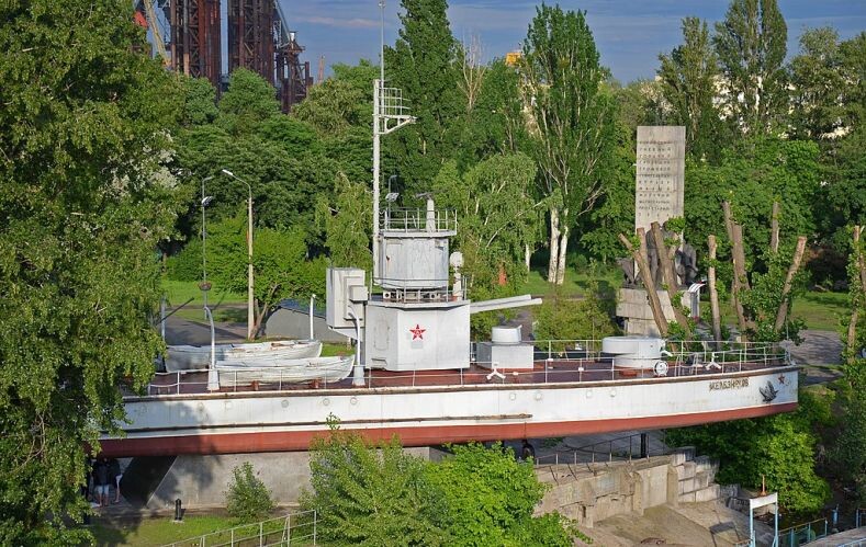 Монитор "Железняков". Это не макет, а настоящий корабль, стоит в Киеве на судорментном заводе. Интересоно, декоммунизировали его сегодня майдановцы, или не успели?