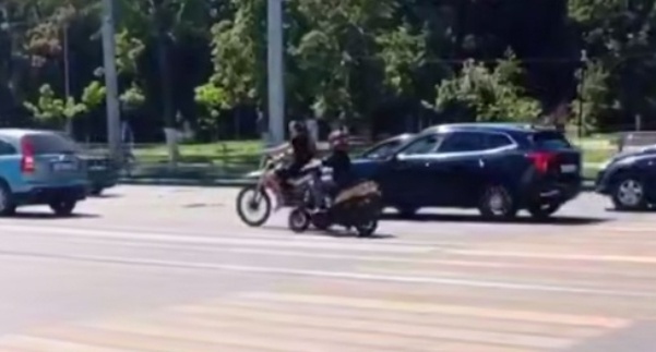     В Курске полицейские ищут детей, ехавших на скутерах по проезжей части