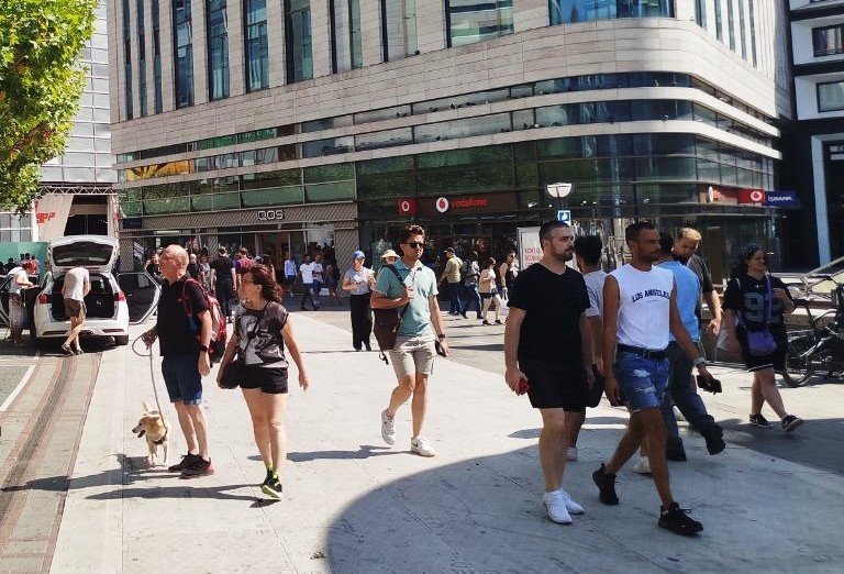 Знакомый немец сказал, что его женщина едет в отпуск с бывшим коллегой, и прибавил: "А что? Никто никому не принадлежит!" Любовь по-немецки