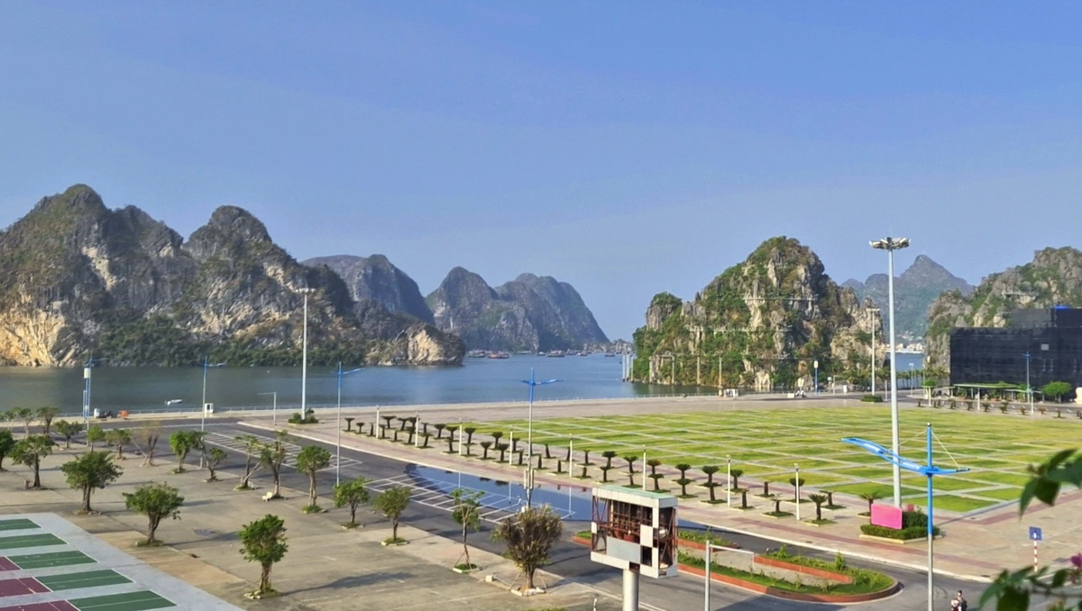 Вид с балкона. По традиции телефон не передаёт всей красоты, горы уходят на многие километры в море