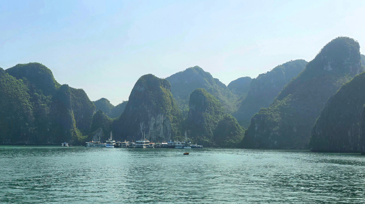 А вот и зубы дракона. Более отдаленные горы как будто в лёгкой дымке и создают небольшой стереоэффект