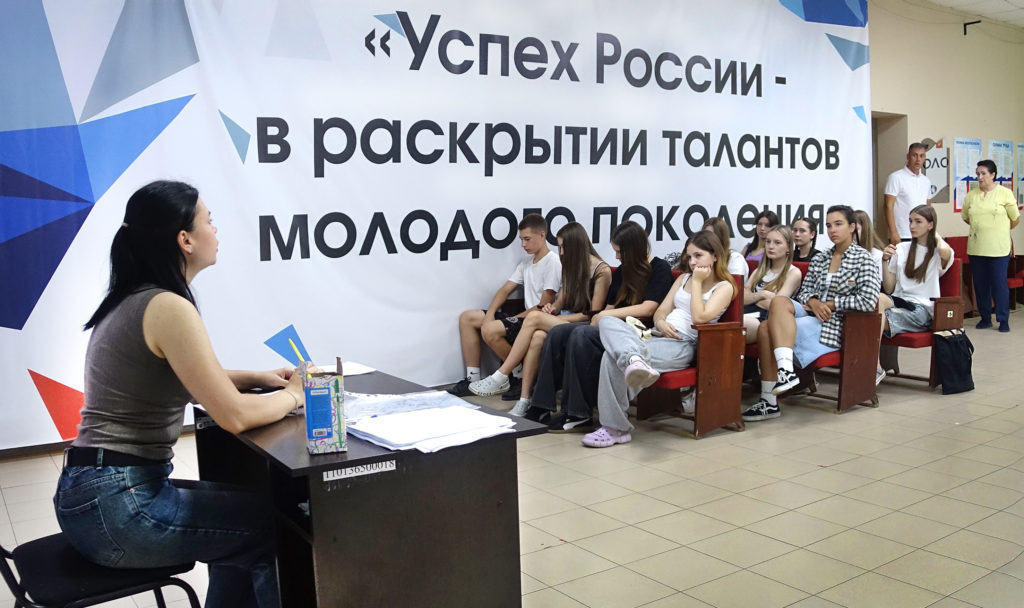    Обязательный ежедневный инструктаж по технике безопасности до начала работы. Фото Архипа Ларченко. Евгения Орлова