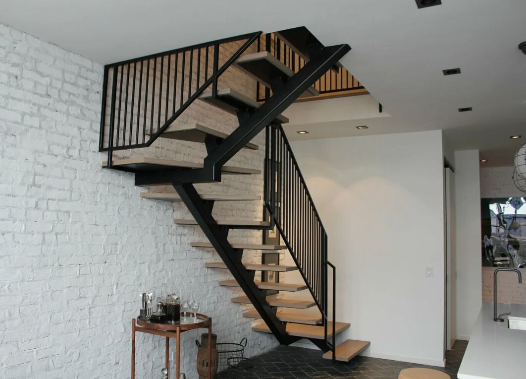 Монокосоур лестницы на металлокаркасе от ХК Наковали