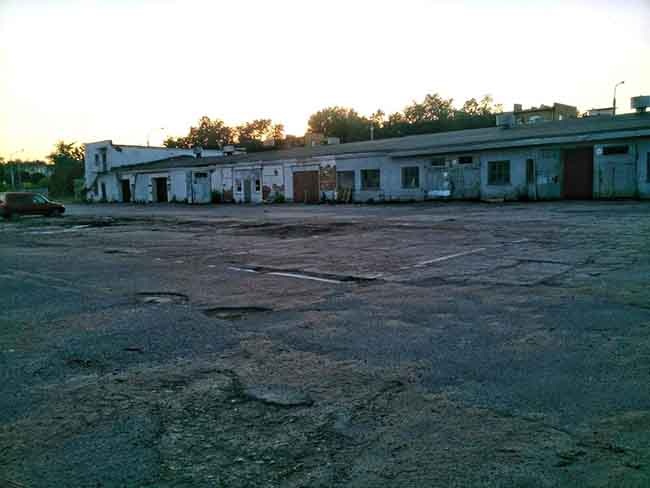 Заброшенная автобаза – предположительное место крушения Ил-12. Снимок 2018 года vk.com / lostbelarus