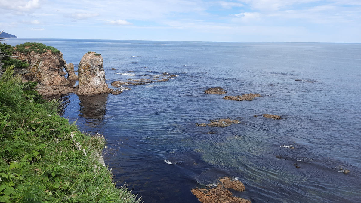 Вид на мыс и валуны