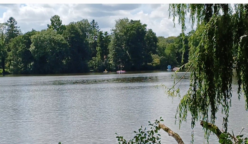 В понедельник мы ездили на озеро в 30 км от нашего дома.