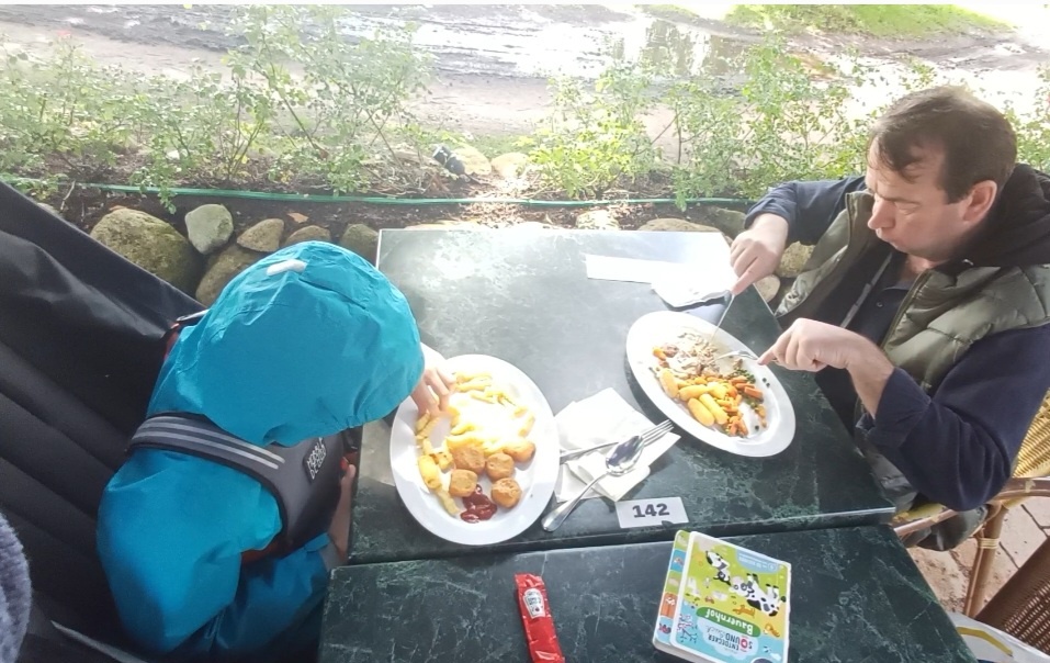 Фото автора. У озера в кафе на терассе.