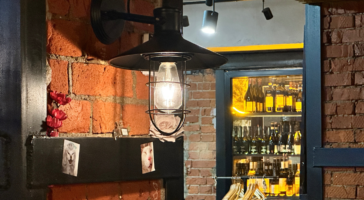 Внутри бара. Фотография моя. Я вообще люблю стиль лофт, даже были мысли дома сделать, но потом передумали.. 