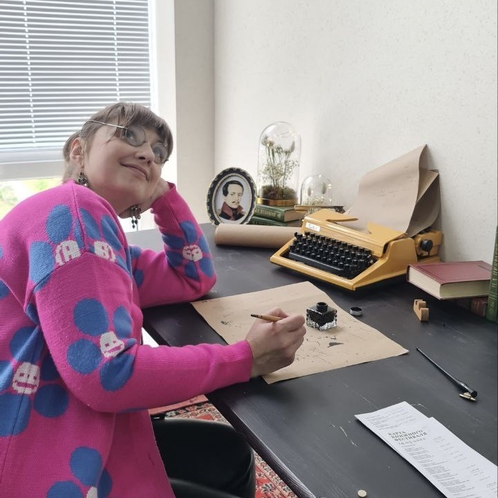 Интересно, были ли хэйтеры у классиков? Наверное, слали им письма конной почтой!))