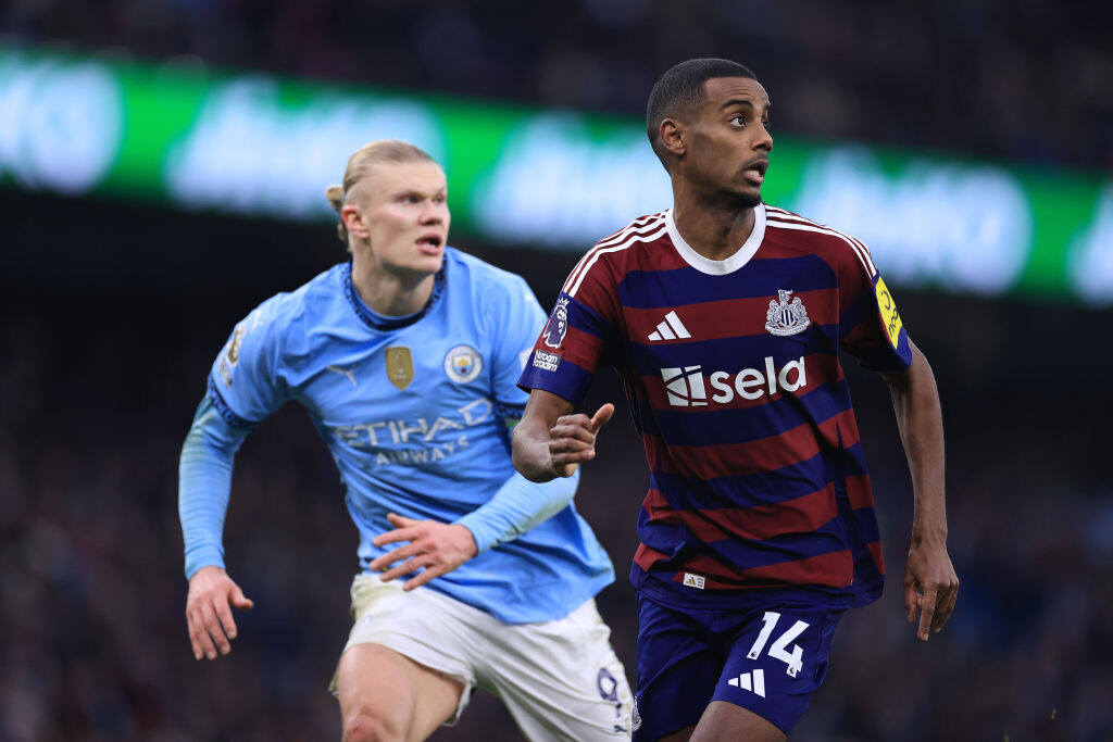    MANCHESTER, ENGLAND - FEBRUARY 15: Alexander Isak of Newcastle United and Erling Haaland of Manchester City keep their eyes on the ball during the Premier League match between Manchester City FC and Newcastle United FC at Etihad Stadium on February 15, 2025 in Manchester, England. (Photo by Simon Stacpoole/Offside/Offside via Getty Images) admin