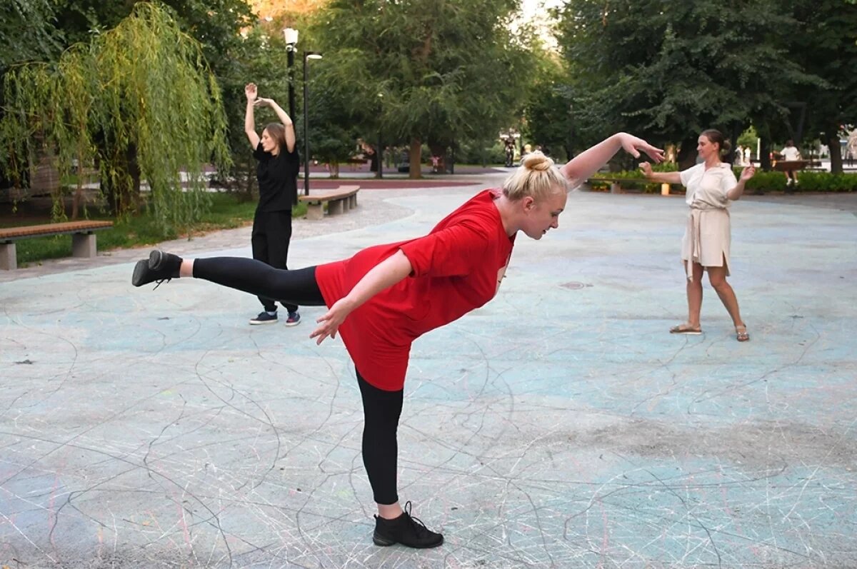    Неважно, как танцуют участницы, главное – двигаться свободно.