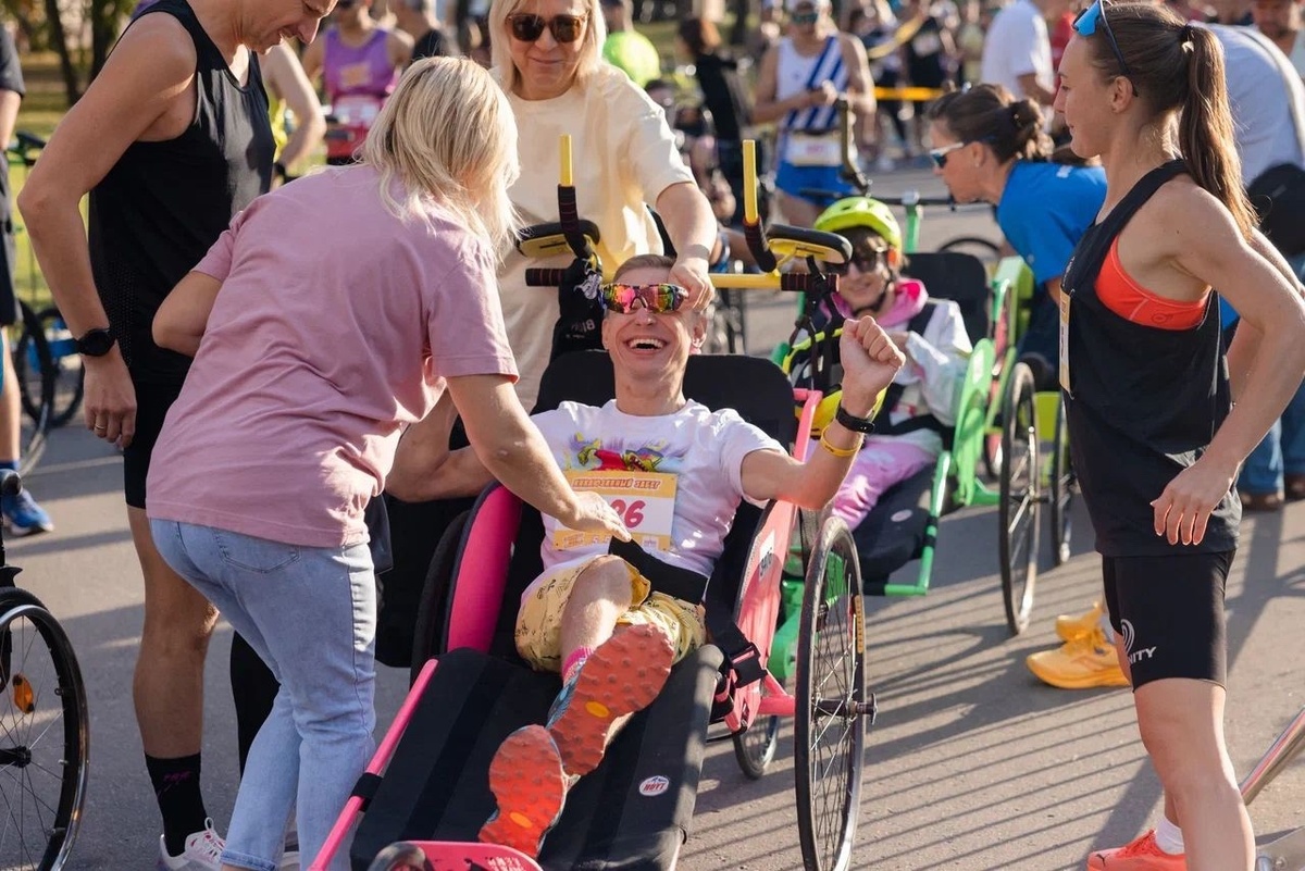 Радсоть от соаместного финиша испывает и волонтер и атлет с инвалидностью