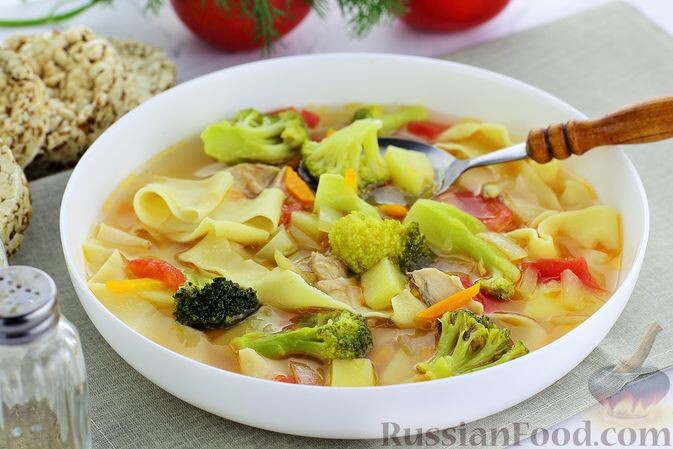 куриные окорочка, лавровый лист, соль, вода, мука, яйца, капуста брокколи, помидоры, картофель, перец болгарский, лук репчатый, морковь, томат-паста, перец чёрный молотый, бульон куриный