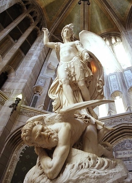 Архангел Михаил побеждает Люцифера