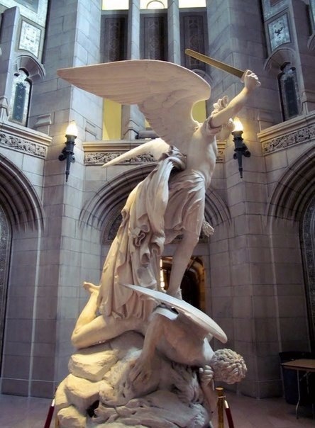 Архангел Михаил побеждает Люцифера