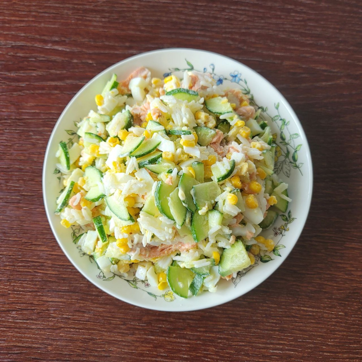 Еще ни разу, кажется, я не ела майонезный салат на завтрак. Хотя нет, вру - 1 января мы все так завтракаем, оливьехоё и селедкой в шубе )) Но в суровые трудовые будни - ни-ни!