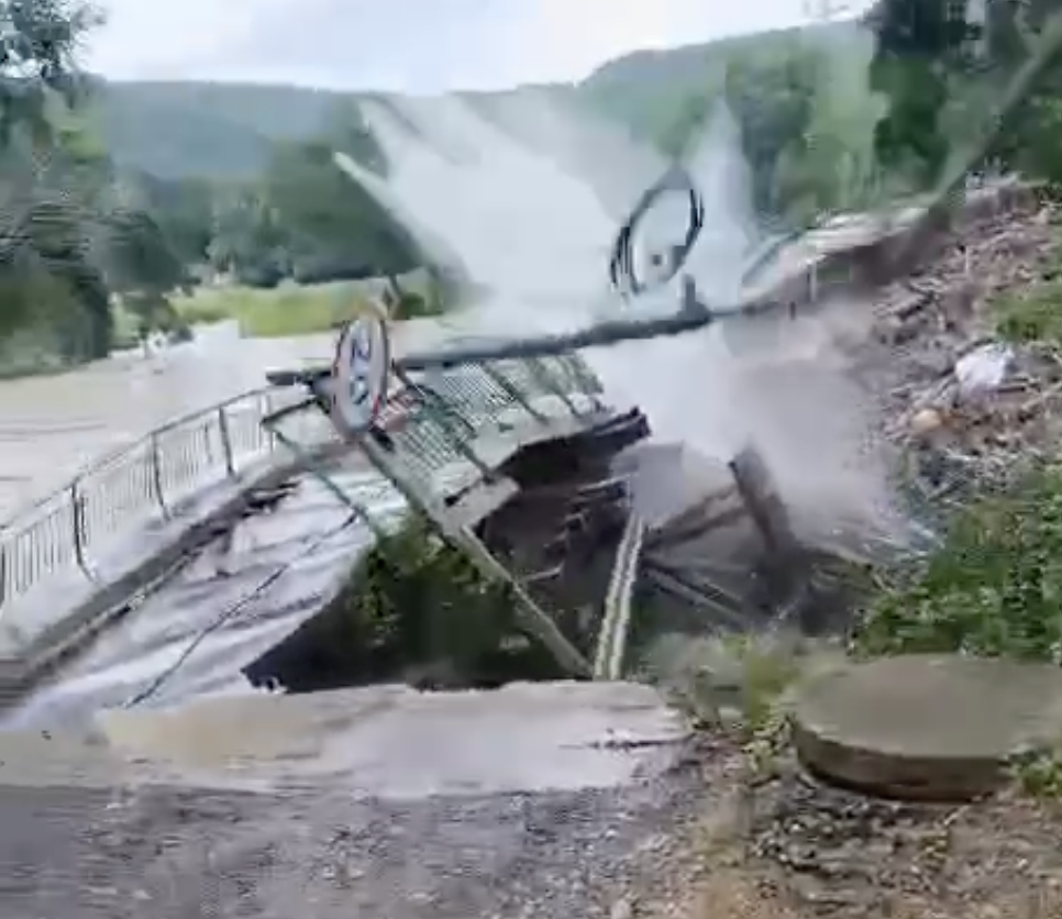    Рухнувший мост в Лермонтово / Фото: соцсети