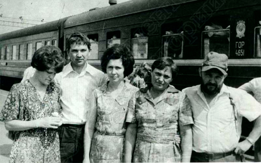  На перроне железнодорожного вокзала Ижевска стоят выпускники пединститута. 1960 год. Фото: Госархив Удмуртии