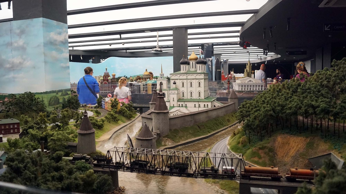 Псковский Кремль и железнодорожный мост через реку Великая