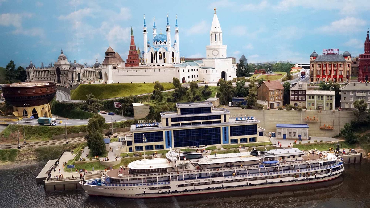 Казань: Кремль, Дворец бракосочетаний и речной вокзал, к которому причалил круизный теплоход. Листайте галерею, чтобы увидеть ещё фото