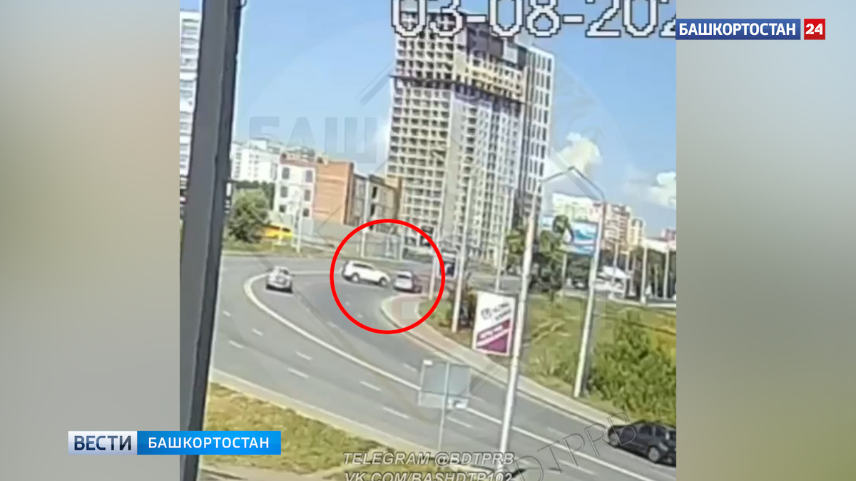   Появилось видео момента ДТП, где опрокинулись сразу две машины в Уфе