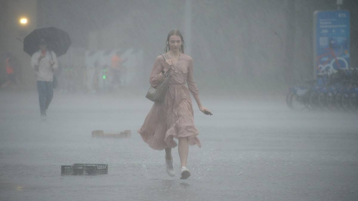    Прошлый год тоже запомнился москвичам сильными проливными дождями / Фото: Пелагия Замятина / Вечерняя Москва