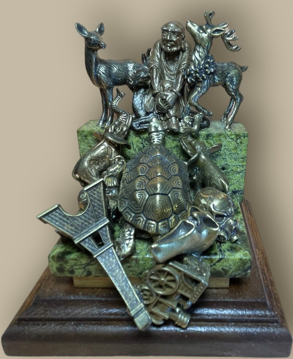 Скульптурная композиция. Высота 11 см. Фигуры и конструктивные элементы – бронза, латунь. Постамент – змеевик, бронза, дерево