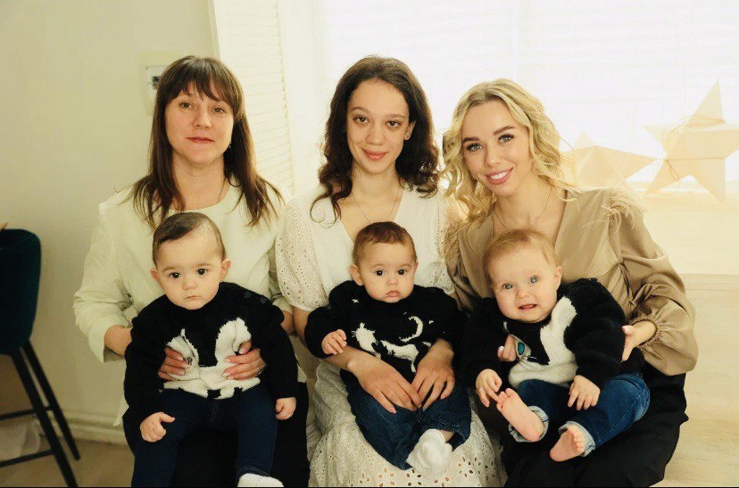 Мама  Олеся Анатольевна с дочками и внучками.