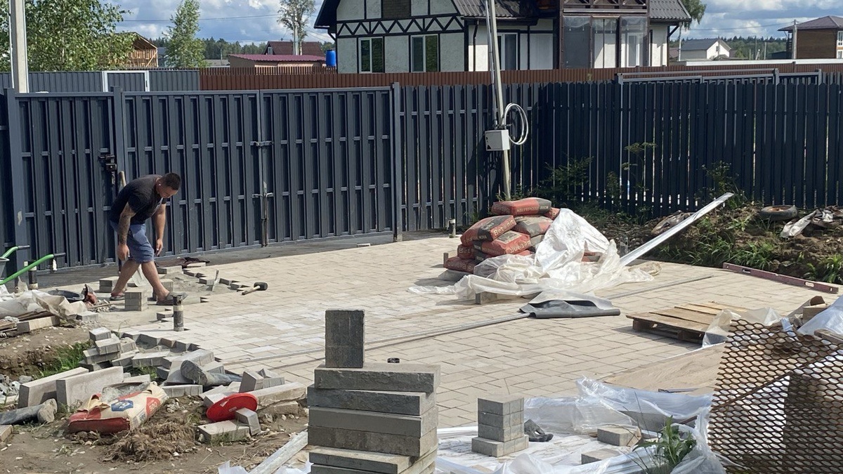 Мощение парковочного места подходит к финишу 