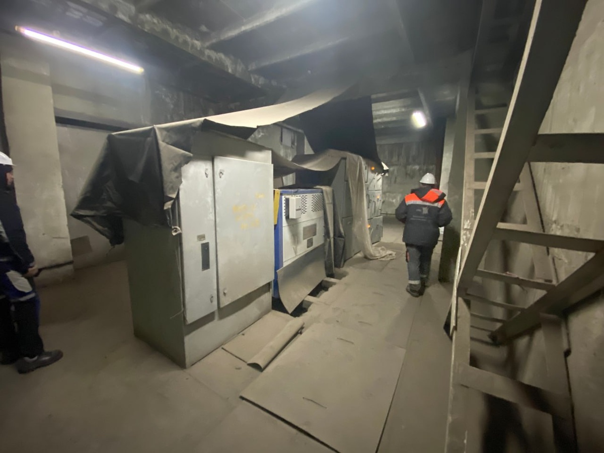 Вызовы проекта
Крупное горнодобывающее предприятие столкнулось с необходимостью замены  электрооборудования конвейера. Основные проблемы:
Высокие пусковые токи при запуске
Частые отказы оборудования
Невозможность точного регулирования производительности
Высокие эксплуатационные расходы
Техническое решение
После тщательного анализа было принято решение об установке высоковольтного преобразователя частоты ATV6000 производства Schneider Electric. Выбор пал именно на это решение по нескольким причинам:
