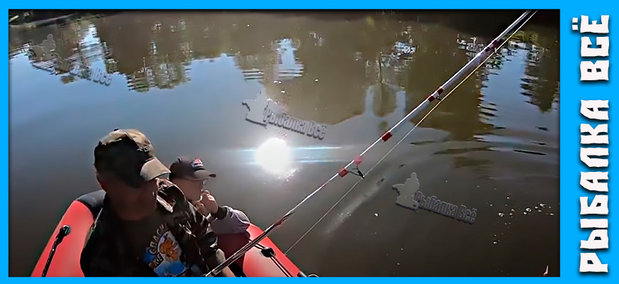 С женой и папой плаваем по свойе речке Осётр в поисках хищной рыбы.