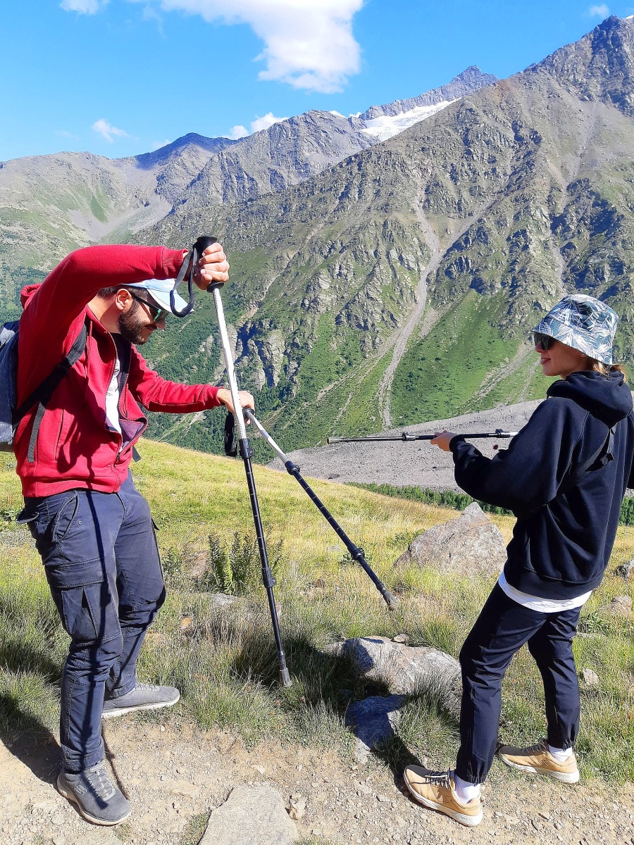 Чегет, шуточная игра треккинговыми палками