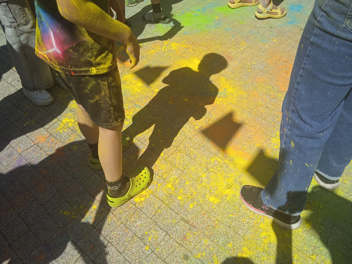 Народ кидается красками.