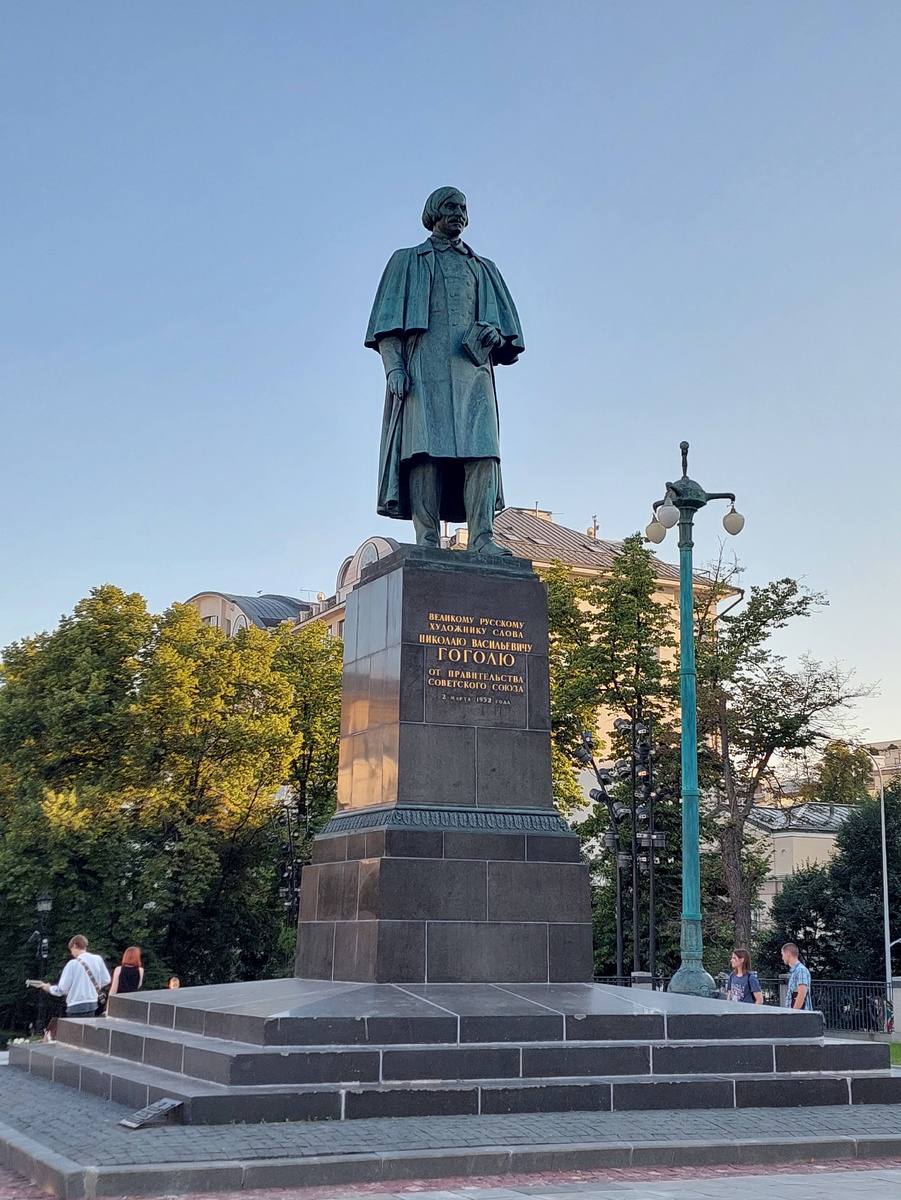 Памятник Н.В Гоголю , Москва Гоголевский бульвар.