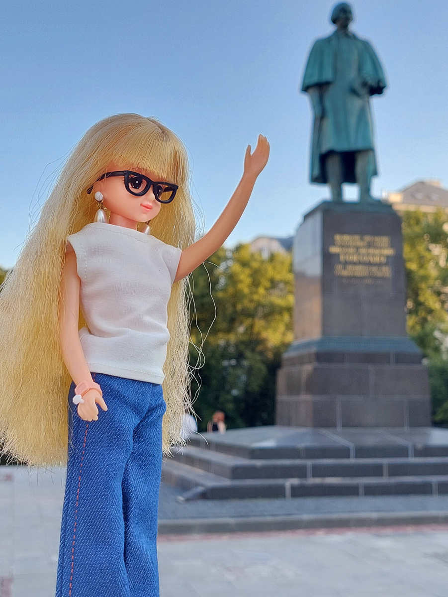 Дженни рассказывает о памятнике и как она любит его "Вечера на хуторе близь Диканьки".