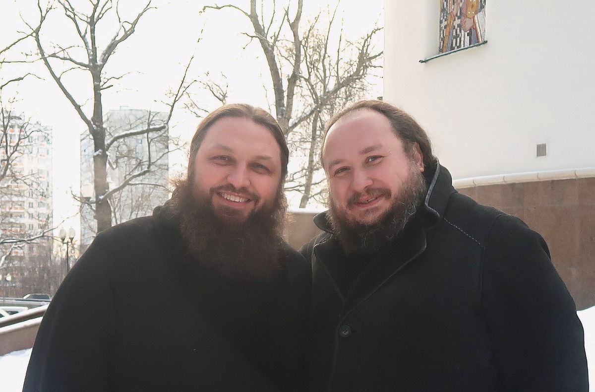 Отец Дамаскин (Леонов), игумен Старицкого Свято-Успенского мужского монастыря и наш дорогой настоятель храма свт.ИОВА о.Александр НАРУШЕВ. Снимала их 8 января 2023 года. 
