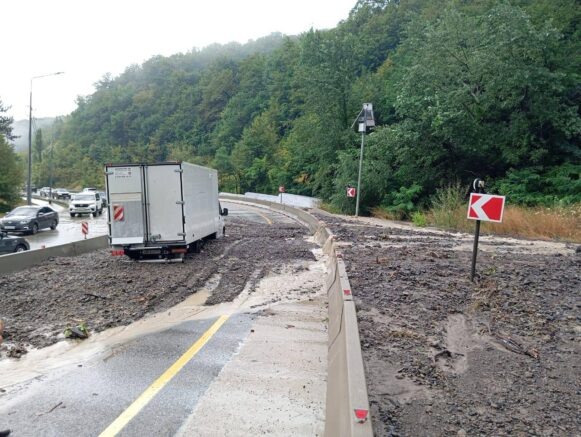    Обстановка на федеральной трассе М-4 "Дон" в районе Молдавановского перевала / Госавтоинспекция Кубани