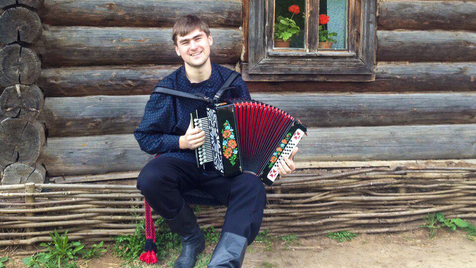 он и есть тот парнеь, за кого бы она вышал замуж