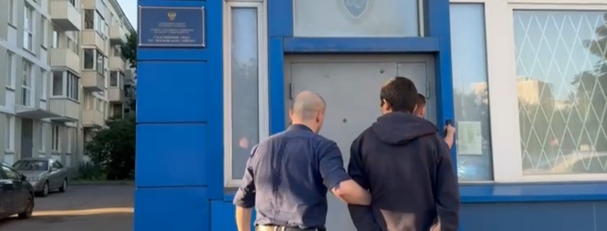    Поимка подростка (в серой толстовке справа), подозреваемого в поджоге недействующего поста полиции в Петербурге, август 2025 года. Автор фото: Пресс-служба ГСУ СК РФ по Петербургу