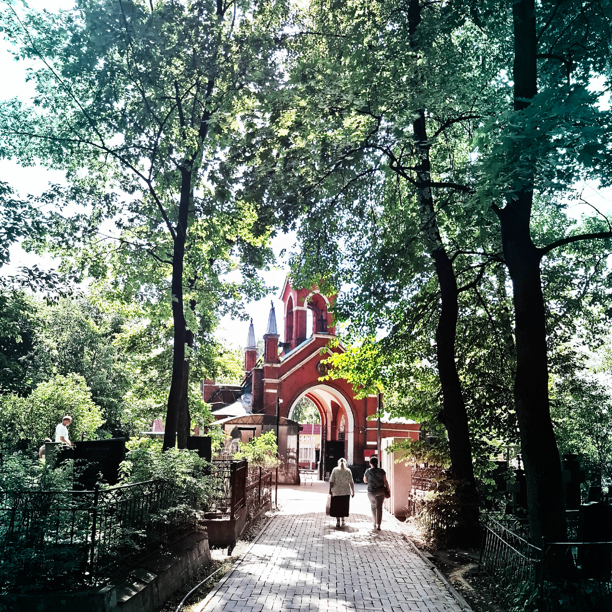 Введенское кладбище, вход с улицы Наличной (станция метро «Лефортово»). Фото автора.