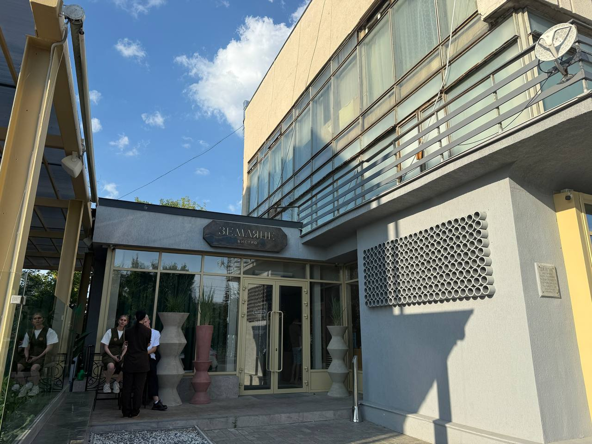 Входная группа. Слева от входа летняя веранда