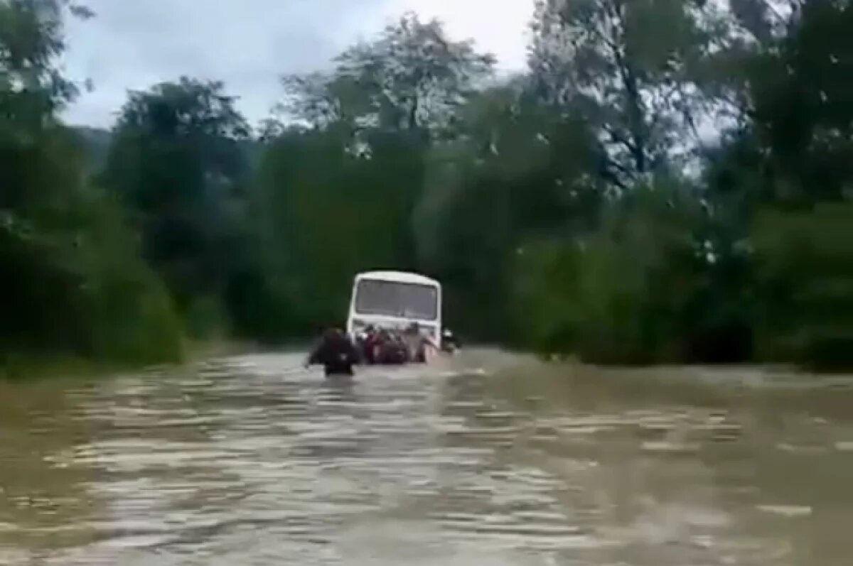    Появилось видео с автобусом, который упал в реку на Кубани