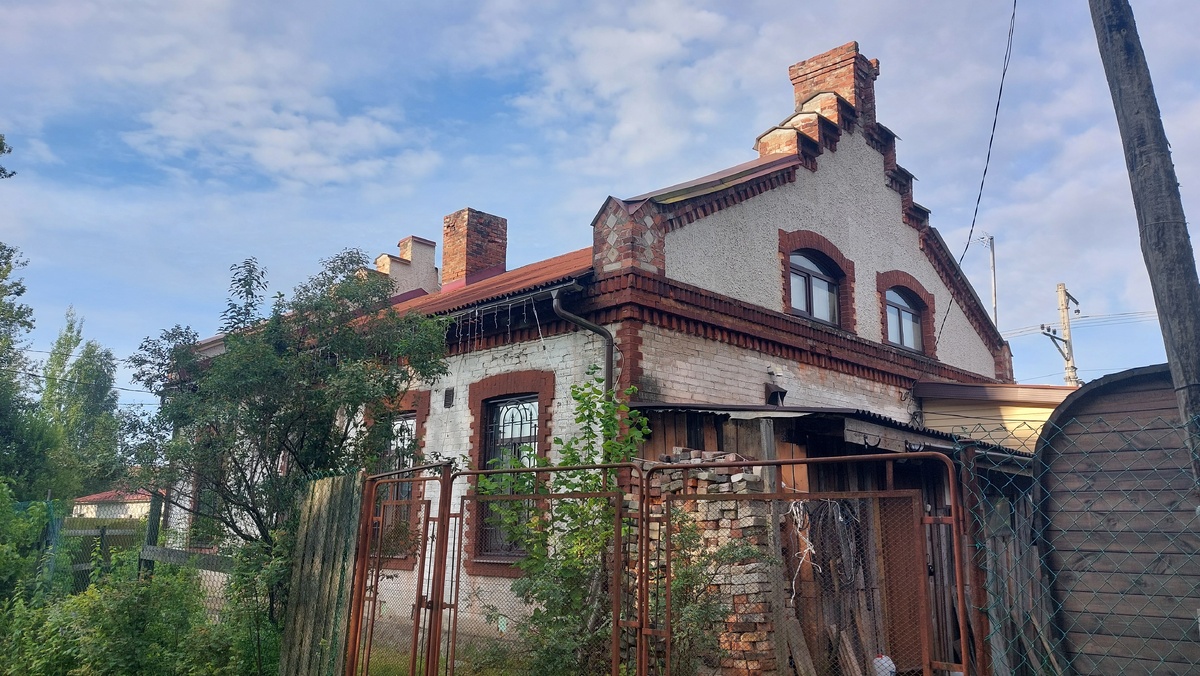 Что бы тут ни было в прошлом, сейчас привлекает внимание. А вот жители лишнего внимания не хотят.