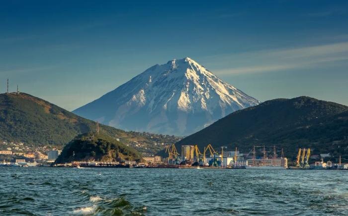 Корякский вулкан на Камчатке. Обложка © Shutterstock / FOTODOM / Kokhanchikov