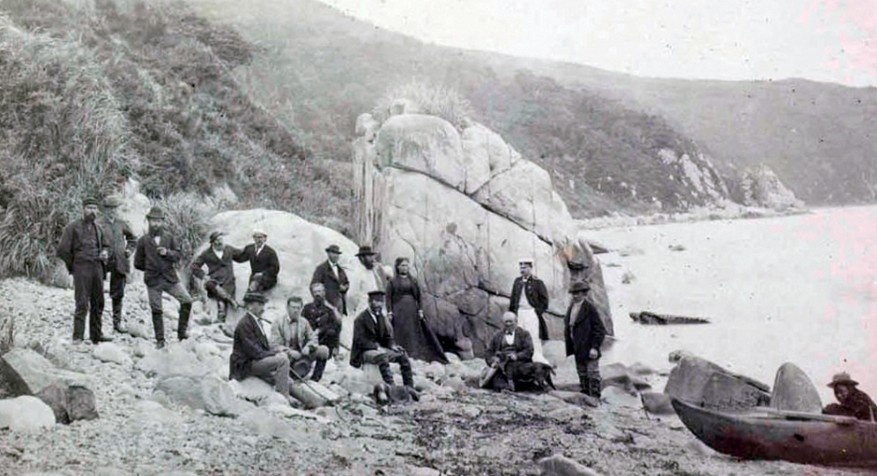 М.И. Янковский с женой (у скалы) среди группы золотопромышленников. Остров Аскольд. 1877 год.. Фото: Фото: из фондов музея им. В.К. Арсеньева