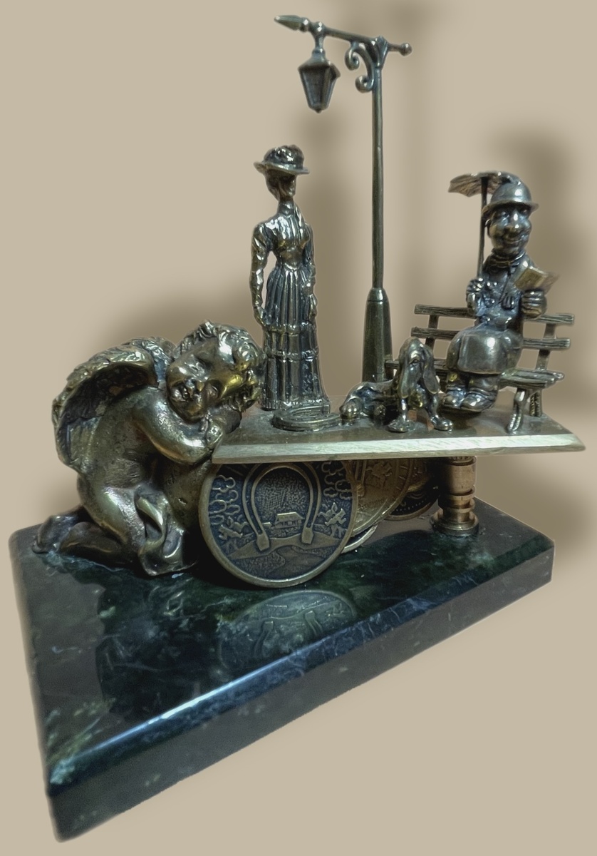 Скульптурная композиция. Высота 10 см. Фигуры и элементы – бронза, латунь. Постамент – змеевик-нигресцит